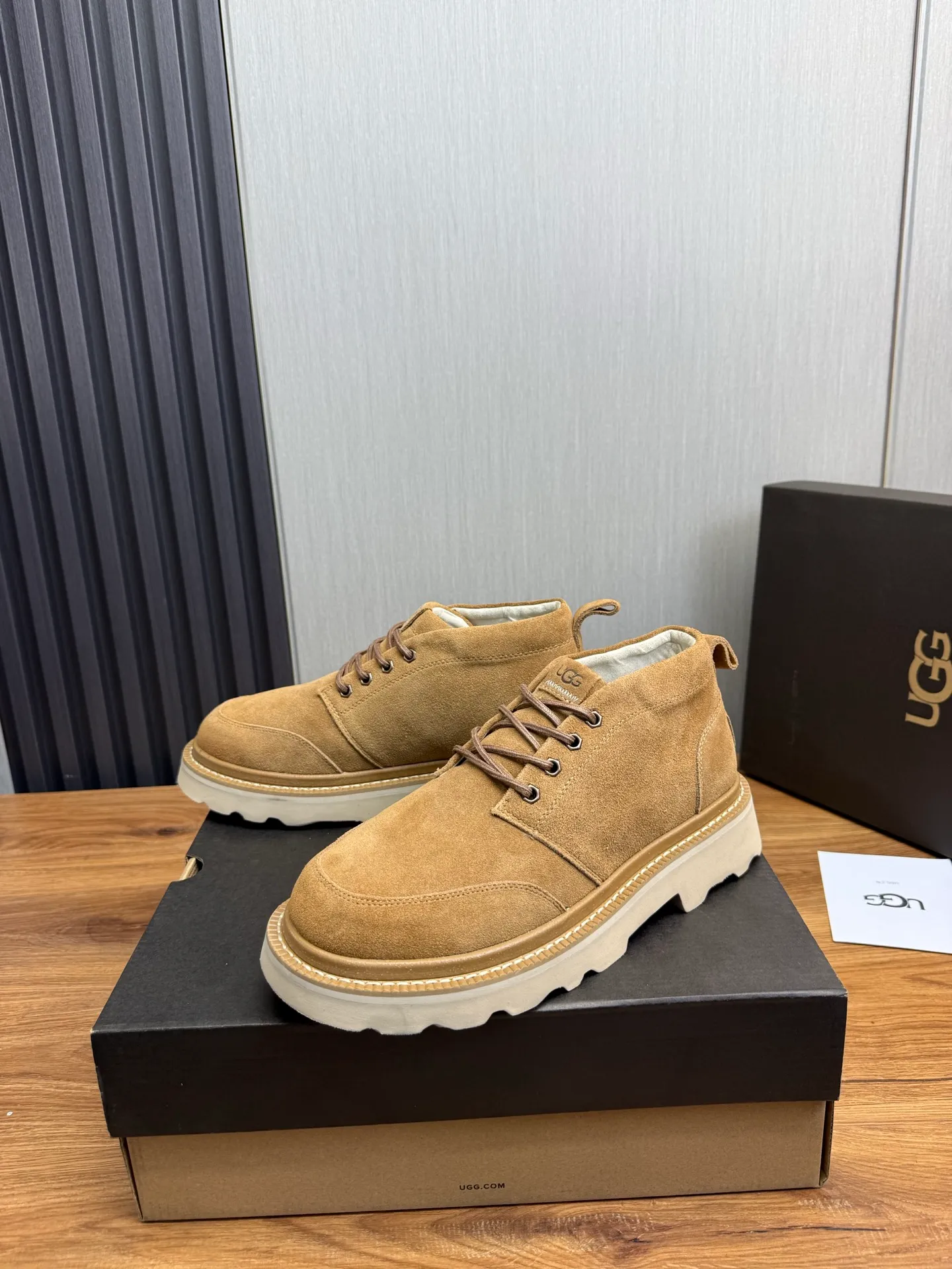 Men's shoes 💰620💰 New UGG fur integrated men's simple and fashionable snow boots. The most worth buying at the end of this year are warm casual shoes. Whether you are out and about at home, their comfortable and warm performance will be your most suitable fashion companion! The material is cowhide upper and imported wool is used inside. Warm and comfortable! The eva+ rubber patch outsole is cushioned, non-slip and wear-resistant, and has good elasticity. It is light and wear-resistant, comfortable and soft, and the new simple cut is more fashionable. It has both practicality and fashion sense, so you no longer have to worry about how to match it in winter, while still maintaining your fashionable taste. High-quality genuine wool. Look at the details for the material! Size: 39-40-41-42-43-44-44 sneaker size